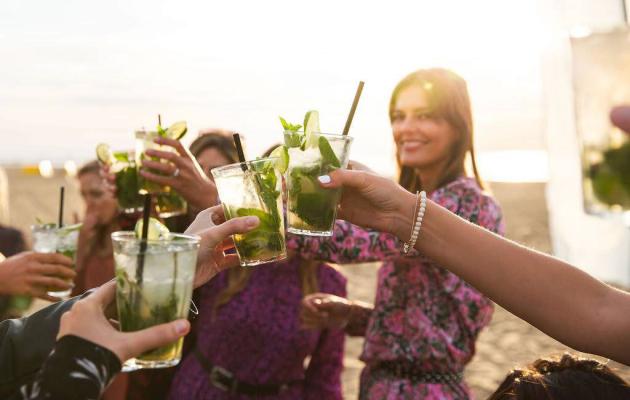 cocktail workshop beach Kijkduin shaking