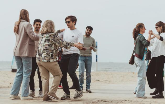 salsa workshop Kijkduin teamuitje Beleving Kijkduin bedrijfsuitje strand