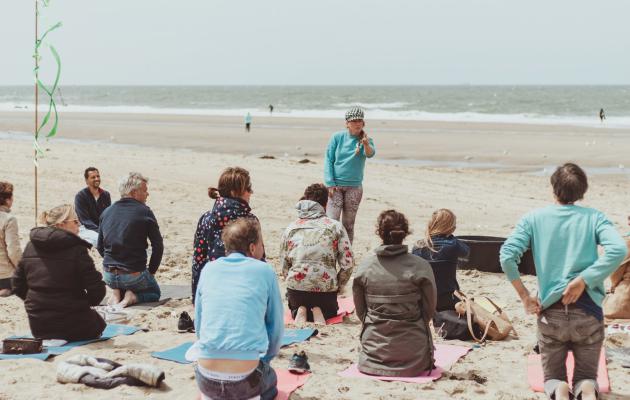 company workshop beach yoga class Beleving Kijkduin lessons