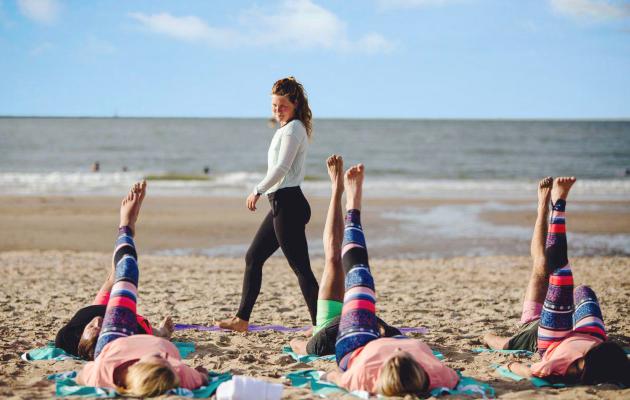 workshop beach yoga class Beleving Kijkduin