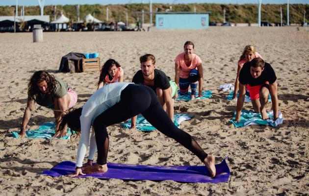 company event workshop beach yoga class Beleving Kijkduin outing